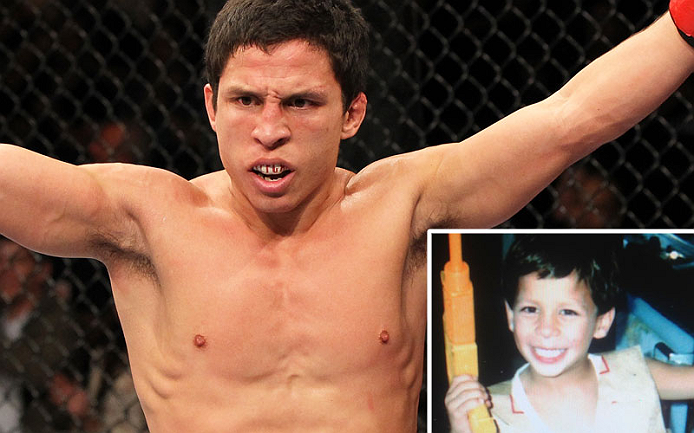 Nos dias de hoje, o peso mosca do UFC 152 Joseph Benavidez sandálias para ir à academia e bermuda jeans para a pesagem, mas pelo menos ele deixou para trás seu colete de saco de papel.